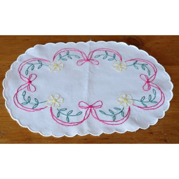 3 Vintage Doily Doilies Hand Embroidered Floral Table Topper Cotton - Picture 2 of 4